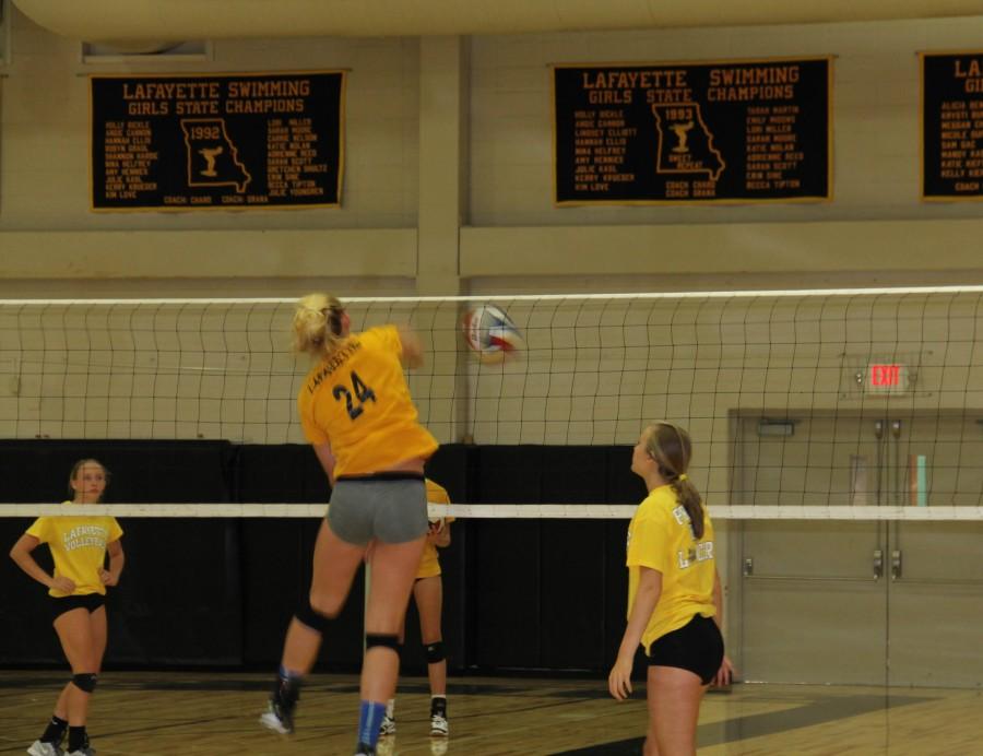 Girls+varsity+volleyball+practices+for+their+next+matchup