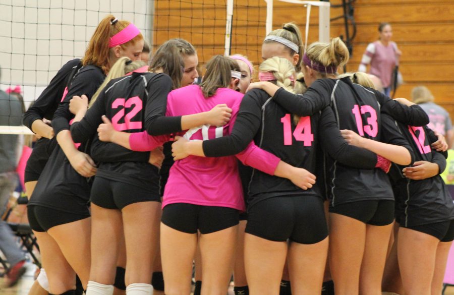 The+team+huddles+up+before+taking+on+Marquette+at+the+Dig+Pink+game.