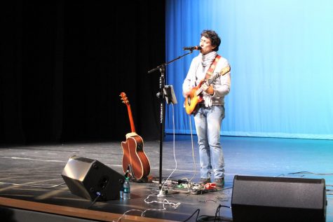 Mendoza performs at Lafayette for Spanish students