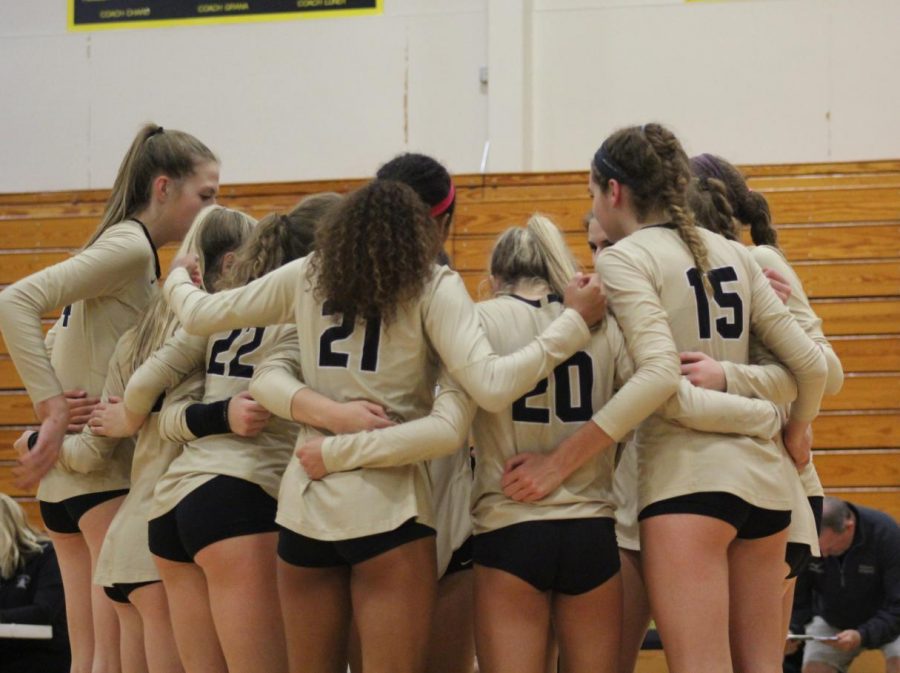 Between+sets+of+a+game+against+Northwest%2C+the+girls+volleyball+team+huddles+up.+The+team+won+the+game+on+Aug.+30+in+two+sets.++