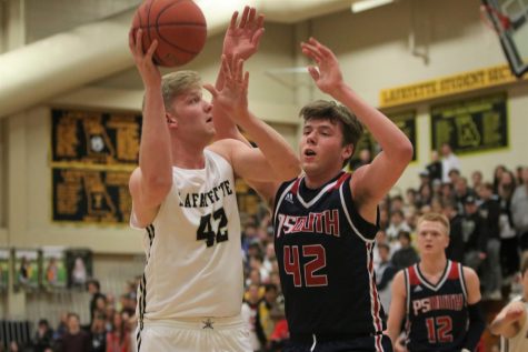 Boys basketball defeats Parkway South on Senior Night