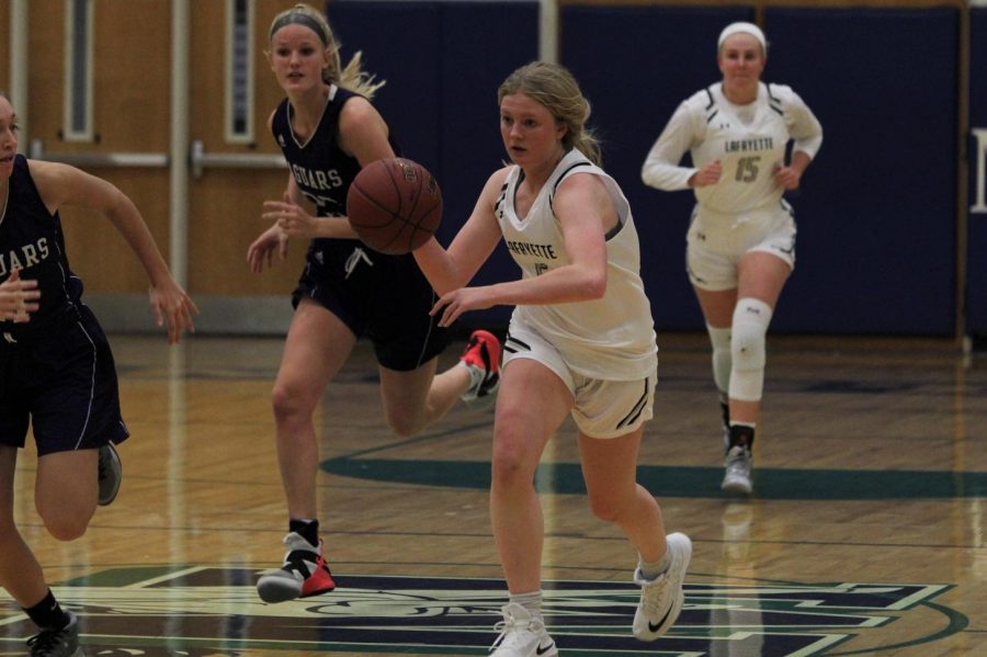 In+a+game+against+Fort+Zumwalt+West+in+the+Marquette+tournament%2C+junior+Brynn+Jeffries+outruns+two+defenders+as+she+makes+her+way+down+the+court.+The+Lady+Lancers+won+the+game+36-35%2C+and+Jeffries+was+named+to+the+All-Tournament+team.