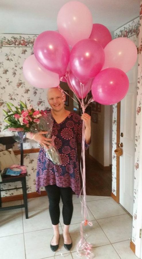 Ingram celebrates with pink balloons and flowers after her last chemotherapy treatment in 2016.