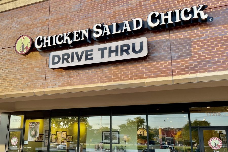 The+Chicken+Salad+Chick+location+in+Chesterfield+has+a+sign+on+the+front+of+the+building+advertising+the+drive+thru+at+the+side+of+the+building.+Customers+have+the+option+to+order+at+the+drive+thru+or+order+through+the+mobile+app+beforehand.