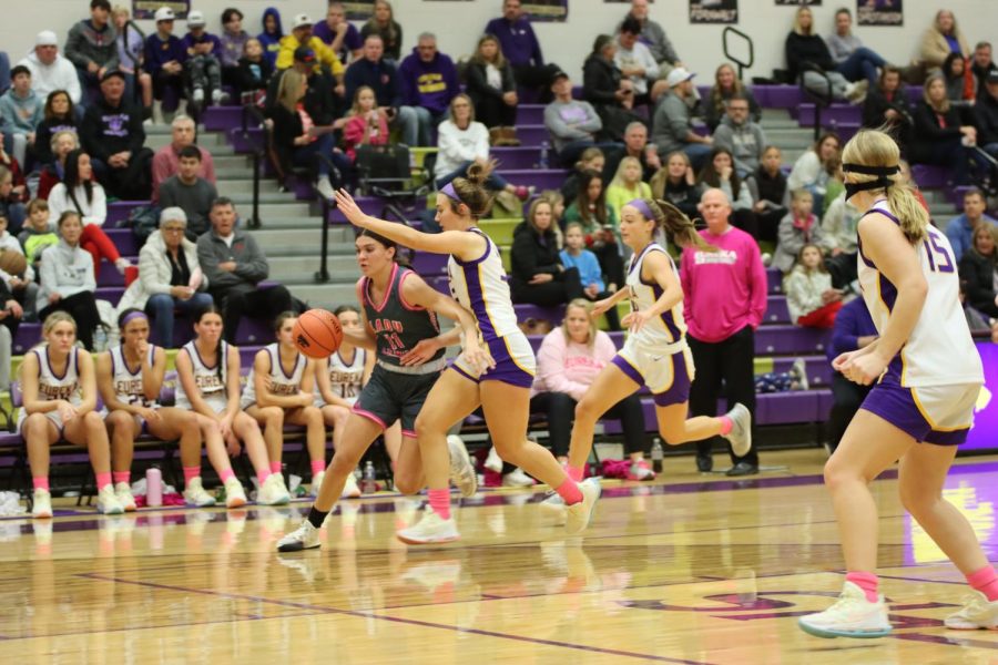 On+Dec.+21%2C+sophomore+Taylor+Nania%2C+who+leads+in+points+for+the+Lancers%2C+dribbles+toward+the+basket+on+offense+trying+to+get+around+a+Wildcat+defender.+The+team+lost%2C+67-17.