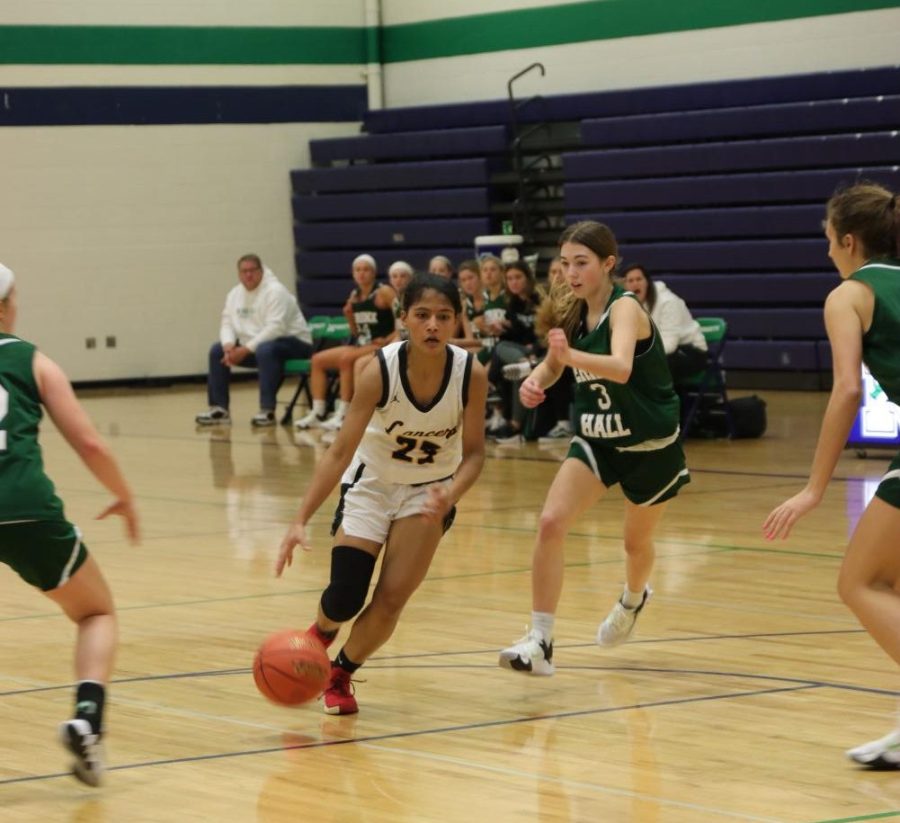 While+facing+Marquette+Dec.+2%2C+senior+Shru+Singh+dribbles+the+ball+away+from+the+opposing+team.+Singh+helped+the+girls+basketball+team+get+their+first+win+Jan.+12%2C+scoring+21+points+against+Parkway+Central.