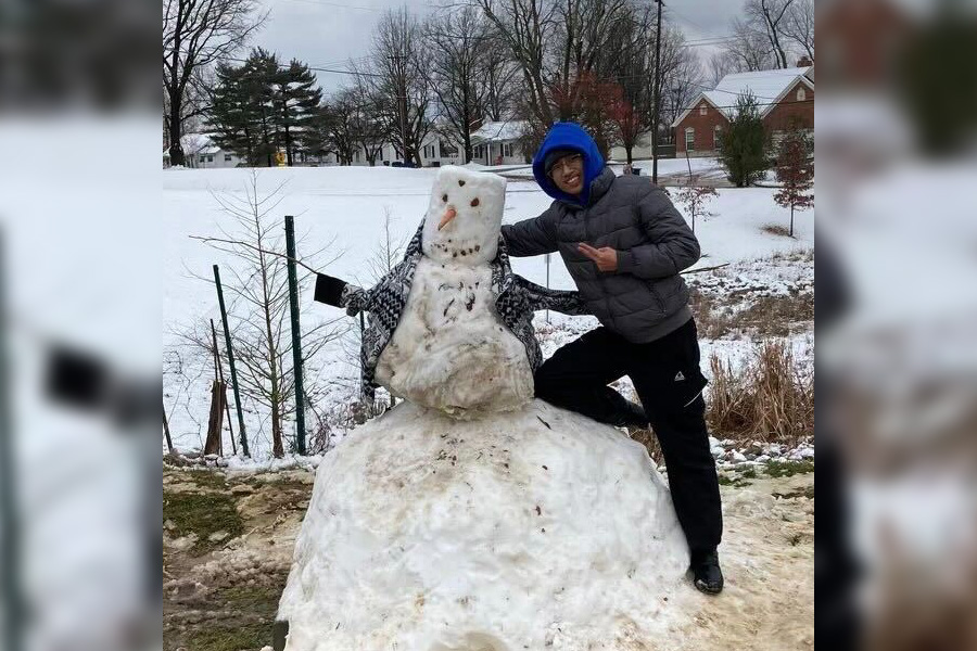 On+the+first+snow+day+of+the+school+year%2C+freshman+Giancarlo+Fernandez+spends+his+day+building+a+snowman+in+his+neighborhood.+Rockwood+has+announced+two+snow+days+in+the+school+year+because+of+inclement+weather.+Phil+the+groundhog+then+predicted+six+more+weeks+of+winter+on+Feb.+2.+++