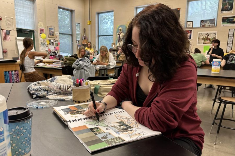 Senior Caoimhe Farris sketches in AP Art and Design. Farris not only draws cartoons for the Image newsmagazine, but takes art classes to further develop their skills.
