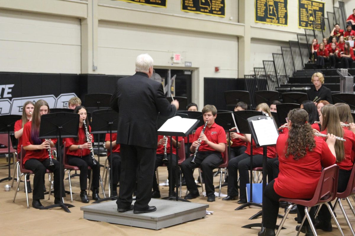 To open the concert, Rockwood Valley Middle School bands perform their pieces, with senior percussionist Greg Umstead accompanying them.