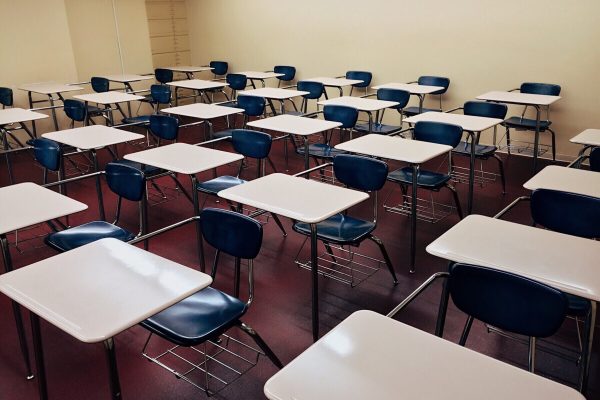 "empty desks" by Abdes Dabai / CC-BY-SA-4.0
