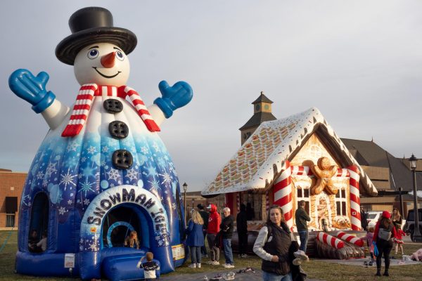 Inflatable play areas provide entertainment for children at the tree lighting. Children could also take pictures with Santa Claus for entertainment 